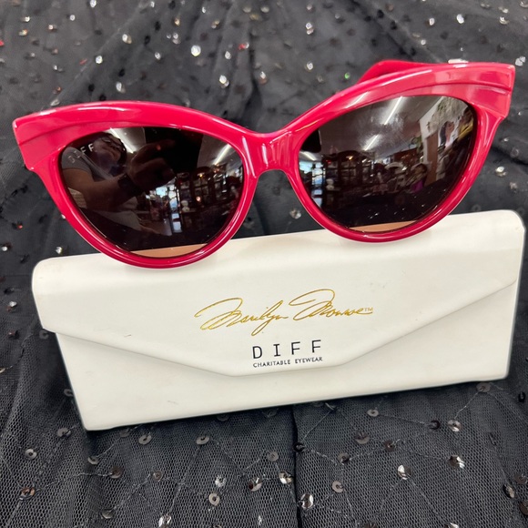 DIFF Eyewear inspired by Marilyn Monroe. Red , cat eye sunglasses w/ case - Picture 15 of 16
